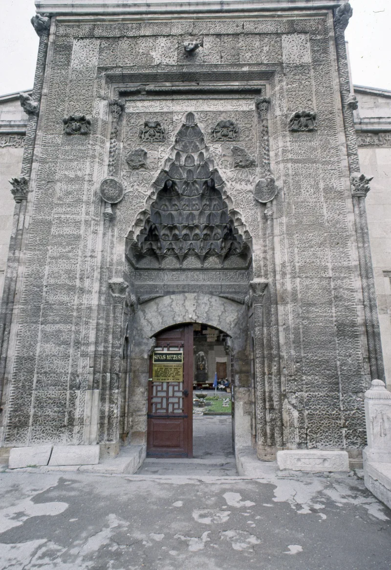 De Buruji-medrese in Sivas – een parel van de Seltsjoekse architectuur