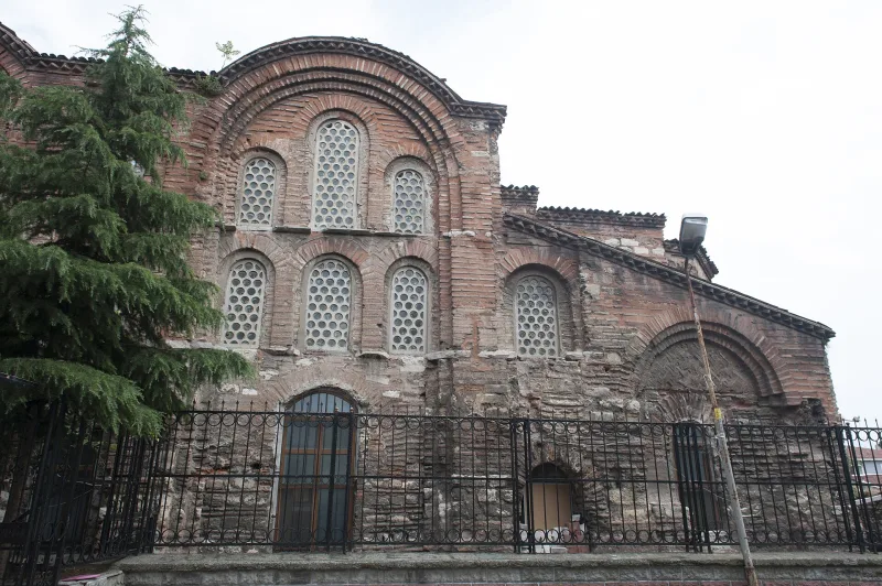 El minarete de la mezquita Eski İmaret (Eski İmaret Camii) — Guía de Estambul