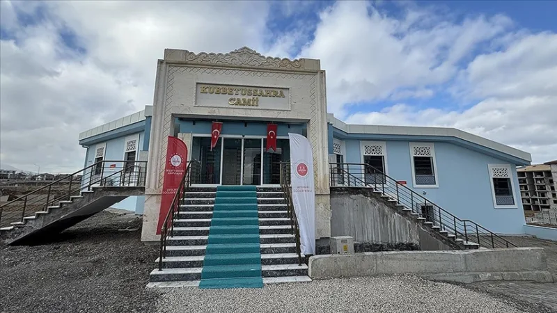 Malatyában a földrengésekben elpusztult 125 mecsetből 57-et újjáépítettek és megnyitották az istentiszteletek előtt.