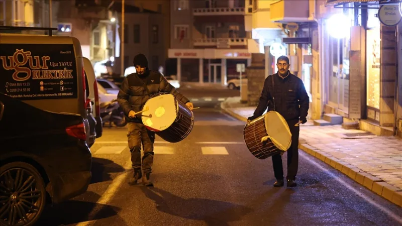 라마단 드럼 연주자들이 사후르 교대 근무를 시작합니다.