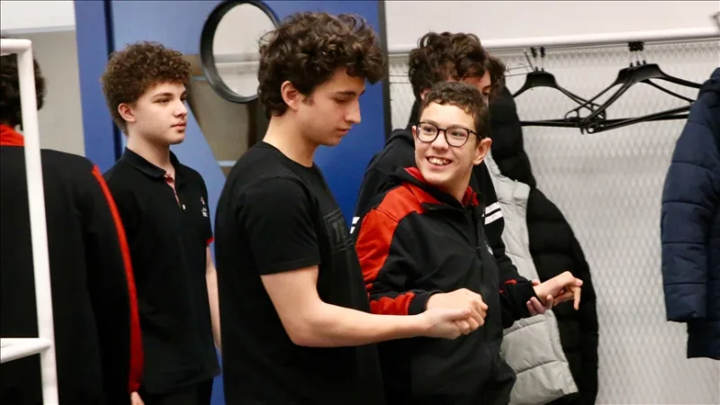 Цель ученика физико-математической гимназии ТЮБИТАК, страдающего церебральным параличом, — стать учёным