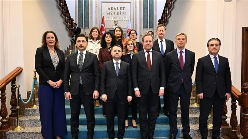 Oikeusministeri Gürlek tapasi Alankomaiden oikeus- ja turvallisuusministerin Van Weelin