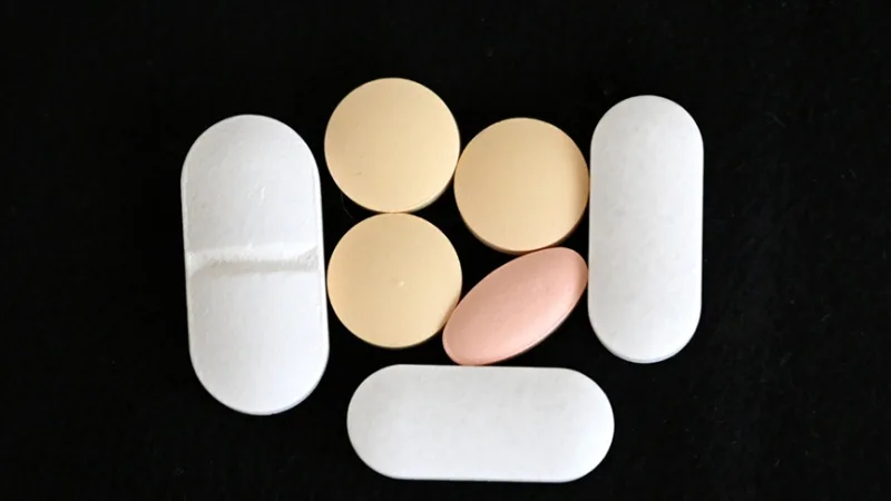 美国对部分进口专利药征收100%的关税，同时调整了金属关税