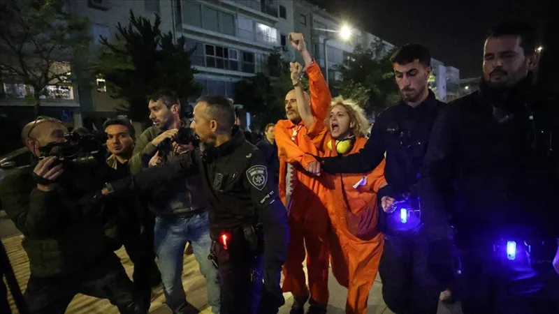 Israelin pääkaupungissa Tel Avivissa sotaa vastustavat mielenosoittajat hajotettiin poliisin kovakätisen väliintulon seurauksena