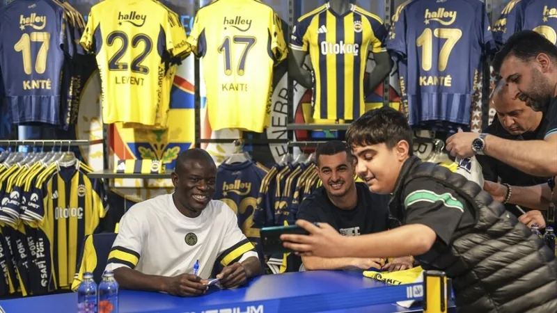 De voetballers Kante en Levent Mercan van Fenerbahçe ontmoetten de fans tijdens een handtekeningensessie