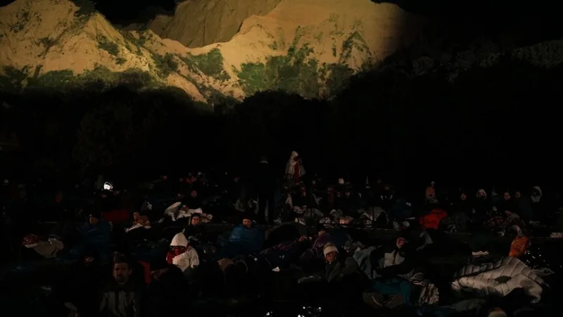 호주인과 뉴질랜드인들이 ‘새벽 의식’을 위해 안작 만에 모였다