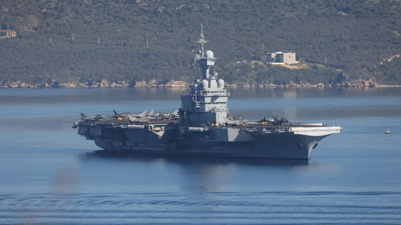 Er is gemeld dat het Franse vlaggenschip Charles de Gaulle naar de Rode Zee is gestuurd